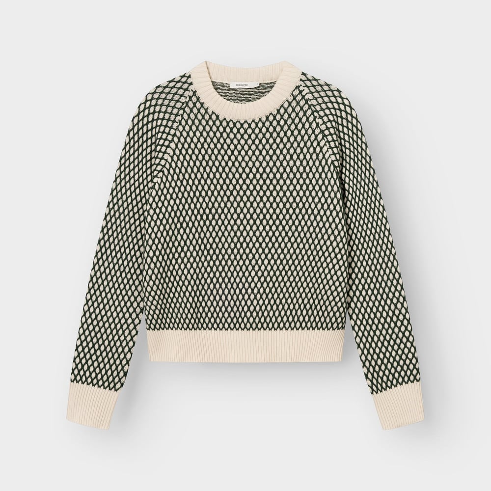 Tröjan Husie Bubble Knit i mörkgrönt och vaniljvitt, fotograferad platt mot en ljusgrå bakgrund.