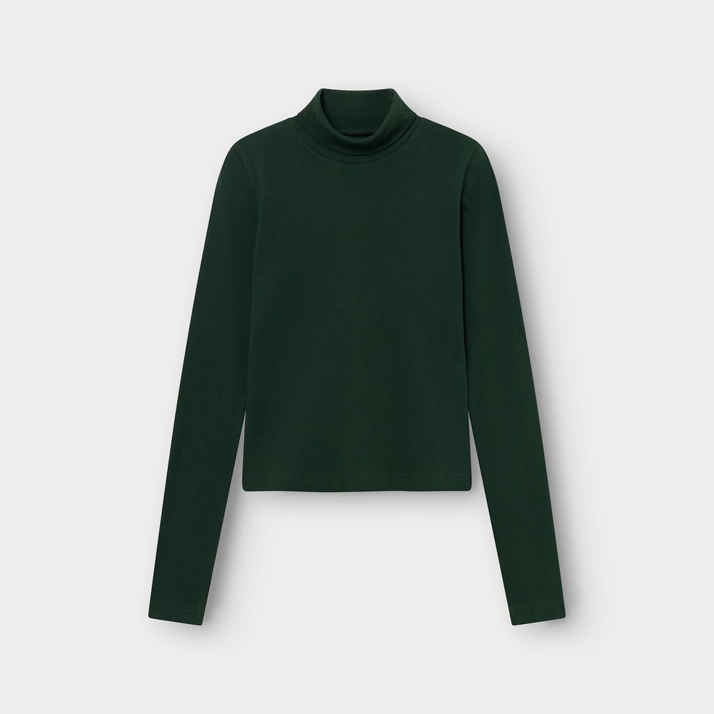 Studio shot of the Rib Top Malma, a slim-fit turtleneck with long sleeves in a dark green ribbed fabric.