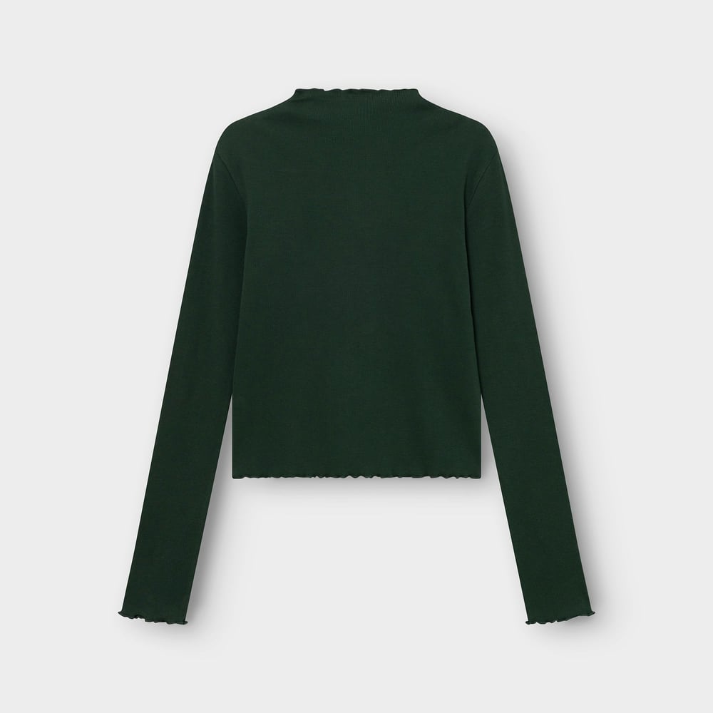 Back view of the long-sleeved Rib Top Ryd in dark green, featuring the wavy lettuce-edge finish on the collar, cuffs and hem.