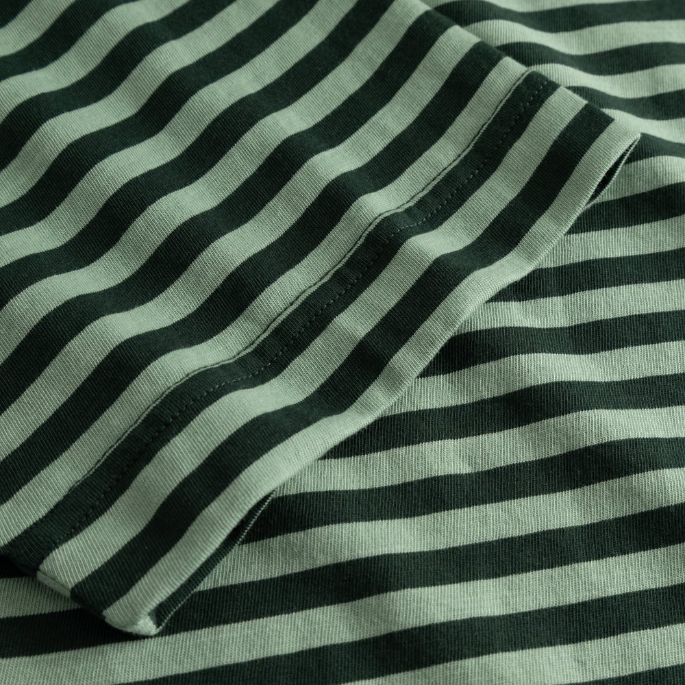 Close-up shot of the striped fabric and sleeve detail on the T-shirt Vadstena in dark and granite green.