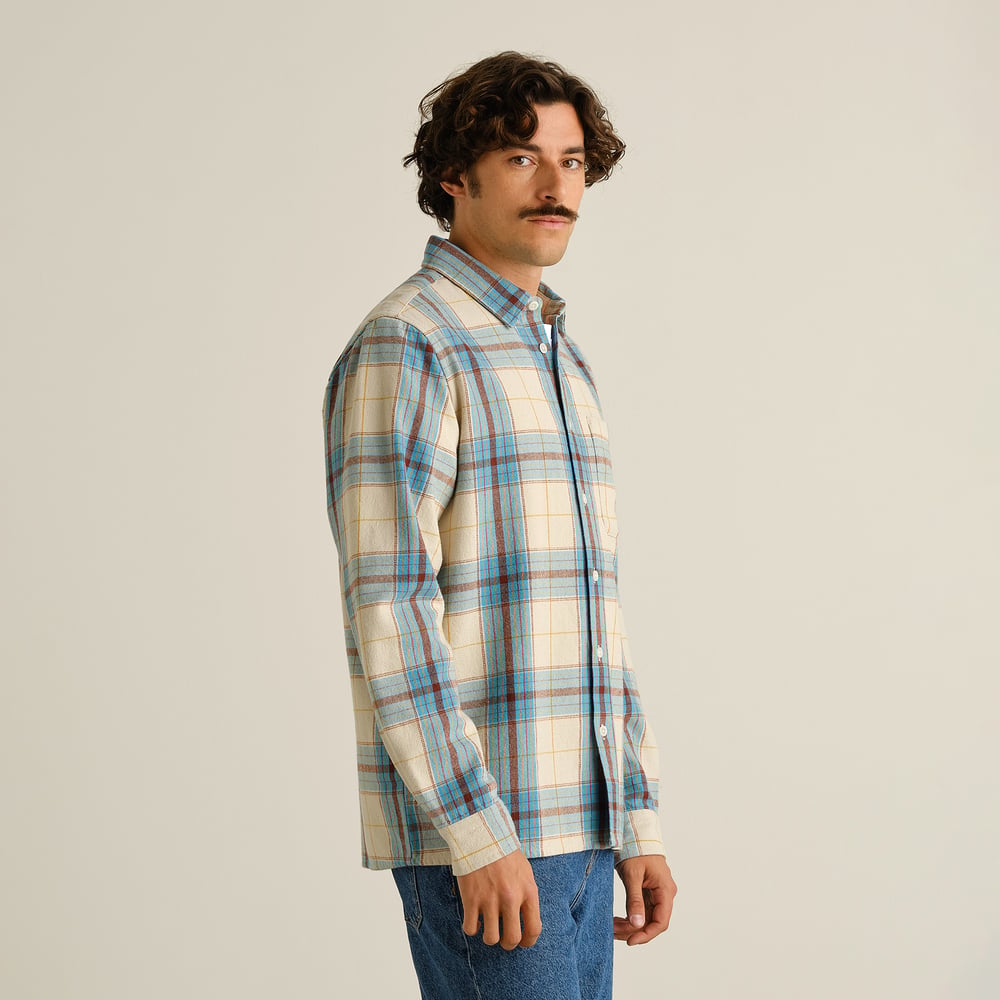 Profil du mannequin portant la chemise Rute Flannel Tartan Check Oat White, coupe décontractée pour un look quotidien.
