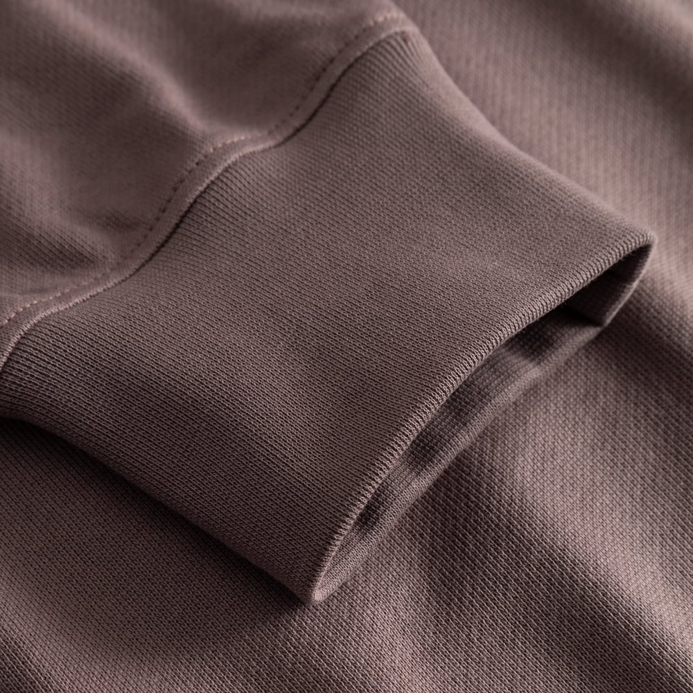 A detailed close-up of the ribbed cuff of the Half Zip Sweatshirt Sandvalla in warm Sparrow Brown.