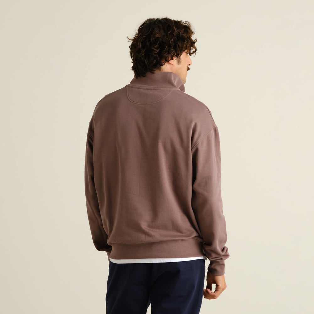 Back view of a man wearing the relaxed-fit Half Zip Sweatshirt Sandvalla in Sparrow Brown against a studio background.