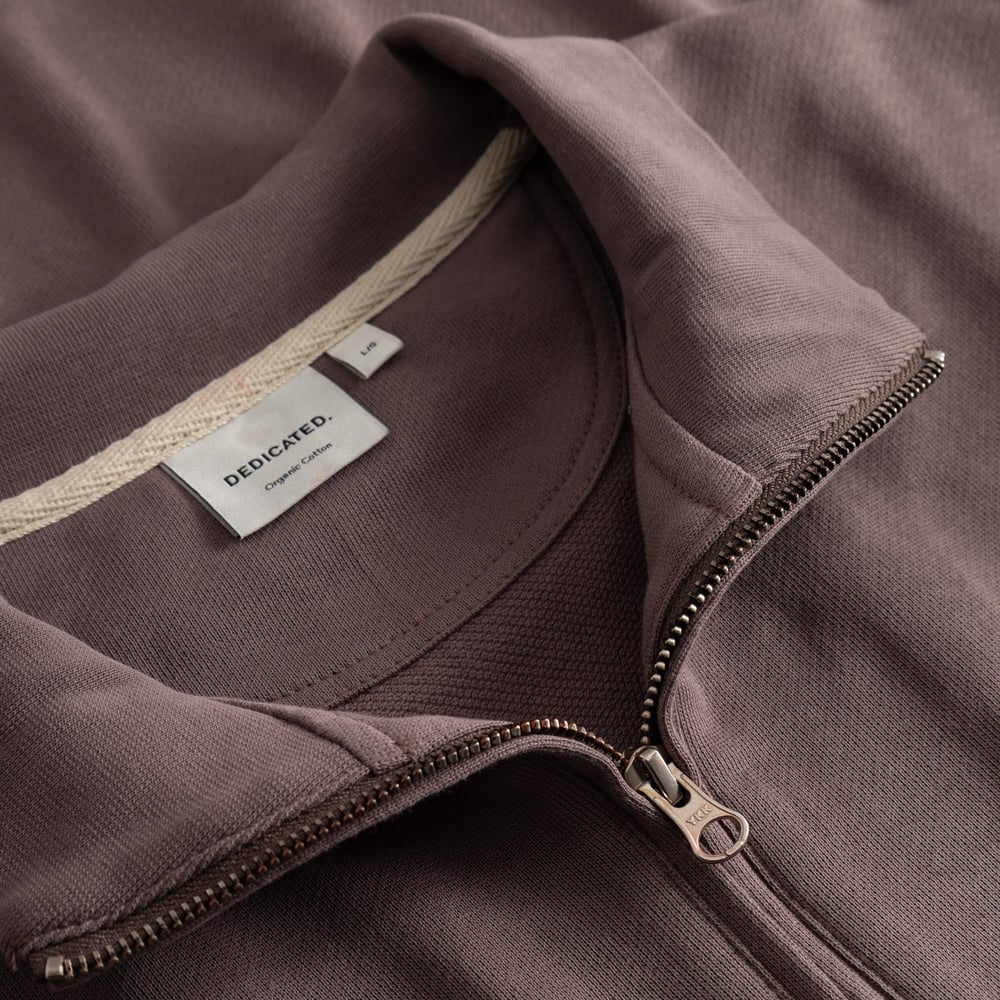 Detailed close-up of the Half Zip Sweatshirt Sandvalla in Sparrow Brown, highlighting the zip, collar and neck label.