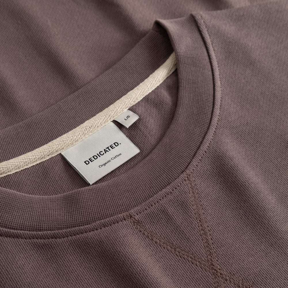 Close-up of the Sweatshirt Bettna in Sparrow Brown, showing the detailed V-stitching and brand label on the neckline.