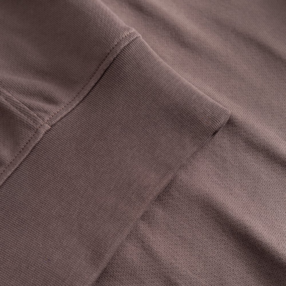 A close-up of the Sweatshirt Bettna, showcasing the sturdy ribbed cuff and rich Sparrow Brown fabric.