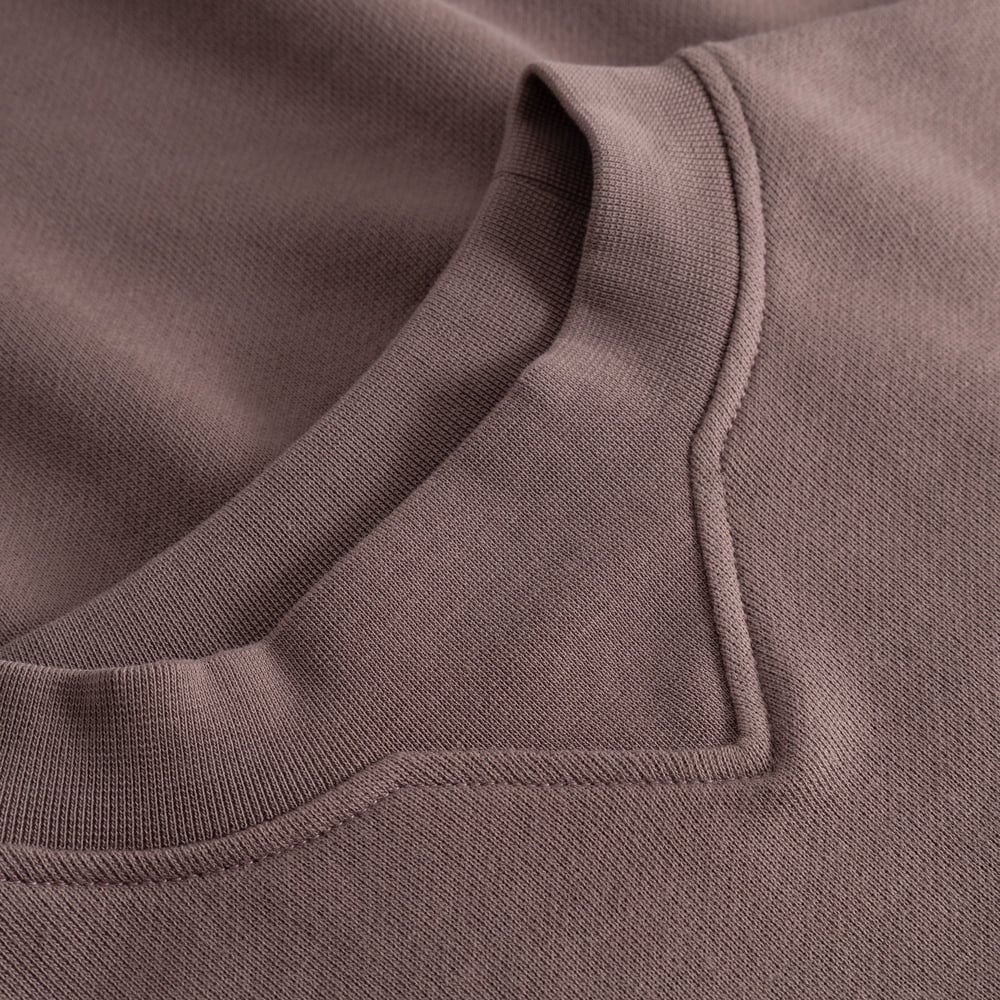 A close-up view highlighting the neat V-shaped ribbing at the neck of the Sweatshirt Gia in Sparrow Brown.