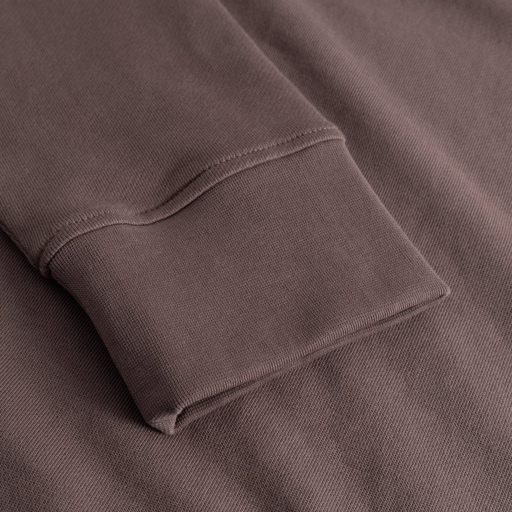 A close-up of the soft, wide ribbed cuff on the Sweatshirt Gia Sparrow Brown, showcasing its quality organic cotton fabric.