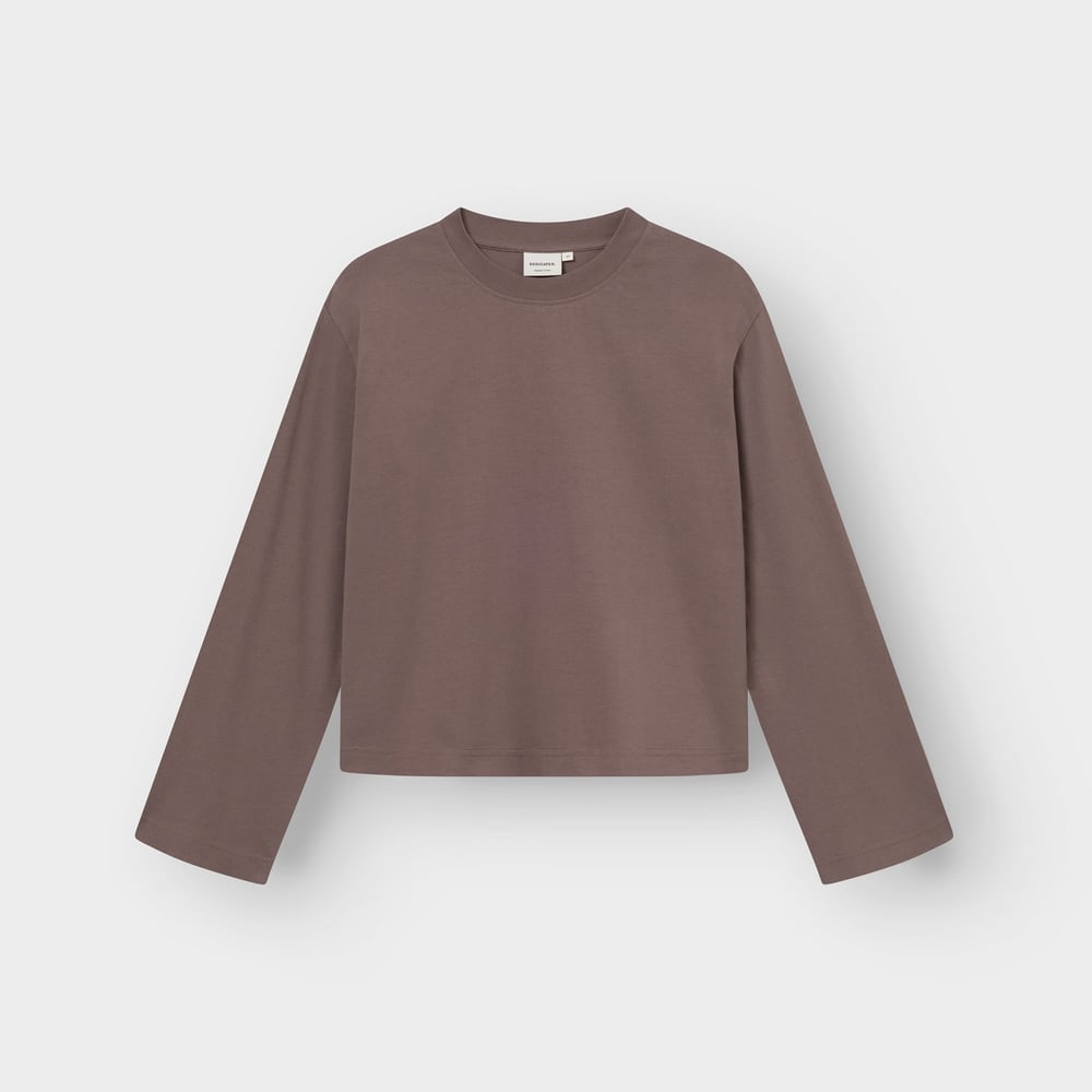 Studio shot of the Vreta long-sleeved t-shirt in Sparrow Brown, a relaxed fit top with wide sleeves.