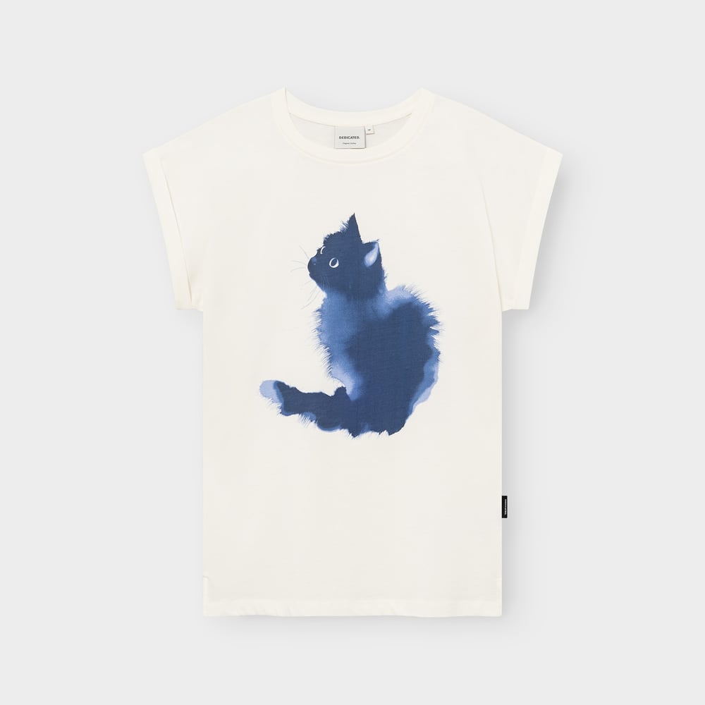 Studio shot of the off-white Visby t-shirt, featuring a beautiful blue watercolor illustration of a fluffy cat.