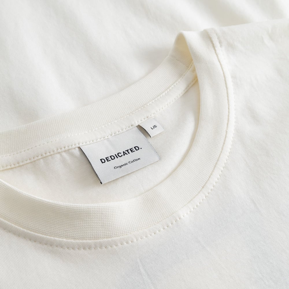 Close-up of the classic ribbed neckline and brand label on the T-shirt Stockholm Painted Side Bike in off-white.