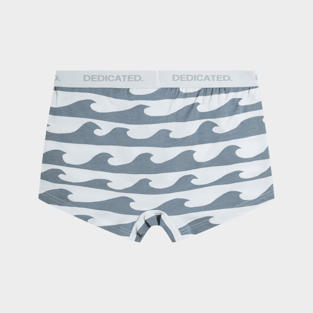 Flachgelegte Aufnahme der Rückseite der Kalix Boxershorts mit grau-weißem Wellenmuster.