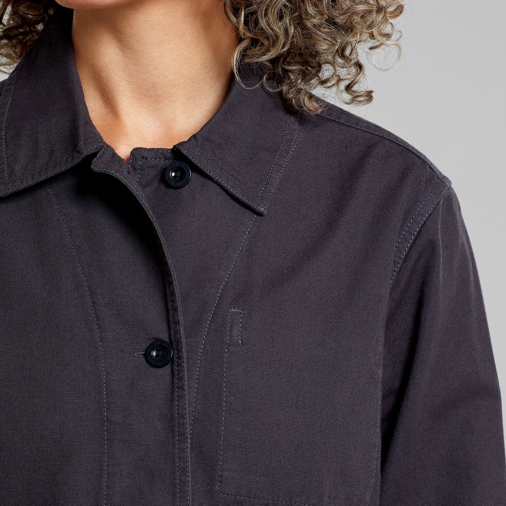 A closer look at the sharp collar and neat stitching of the Stiby Canvas Jacket in Phantom Black.