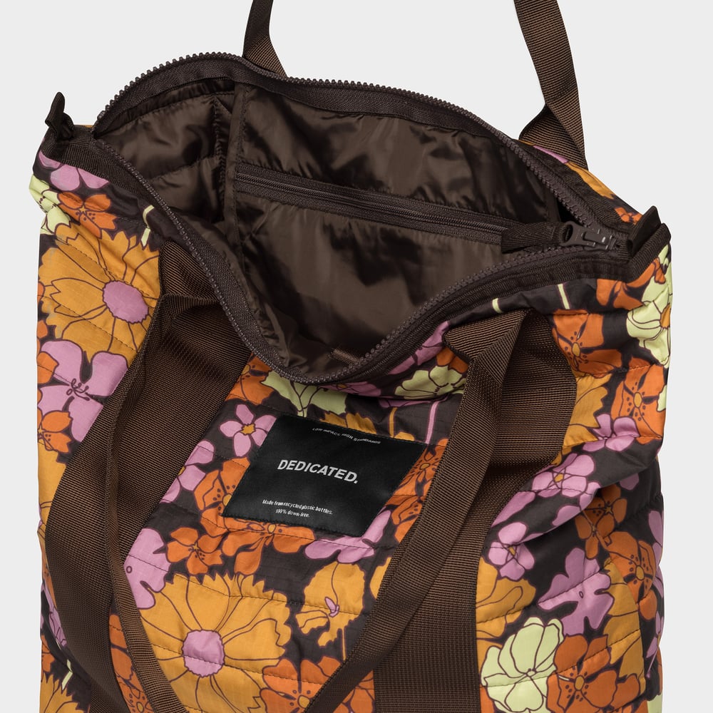 Innenansicht der gesteppten Tragetasche Flower Power mit braunem Futter und praktischem Reißverschlussfach.
