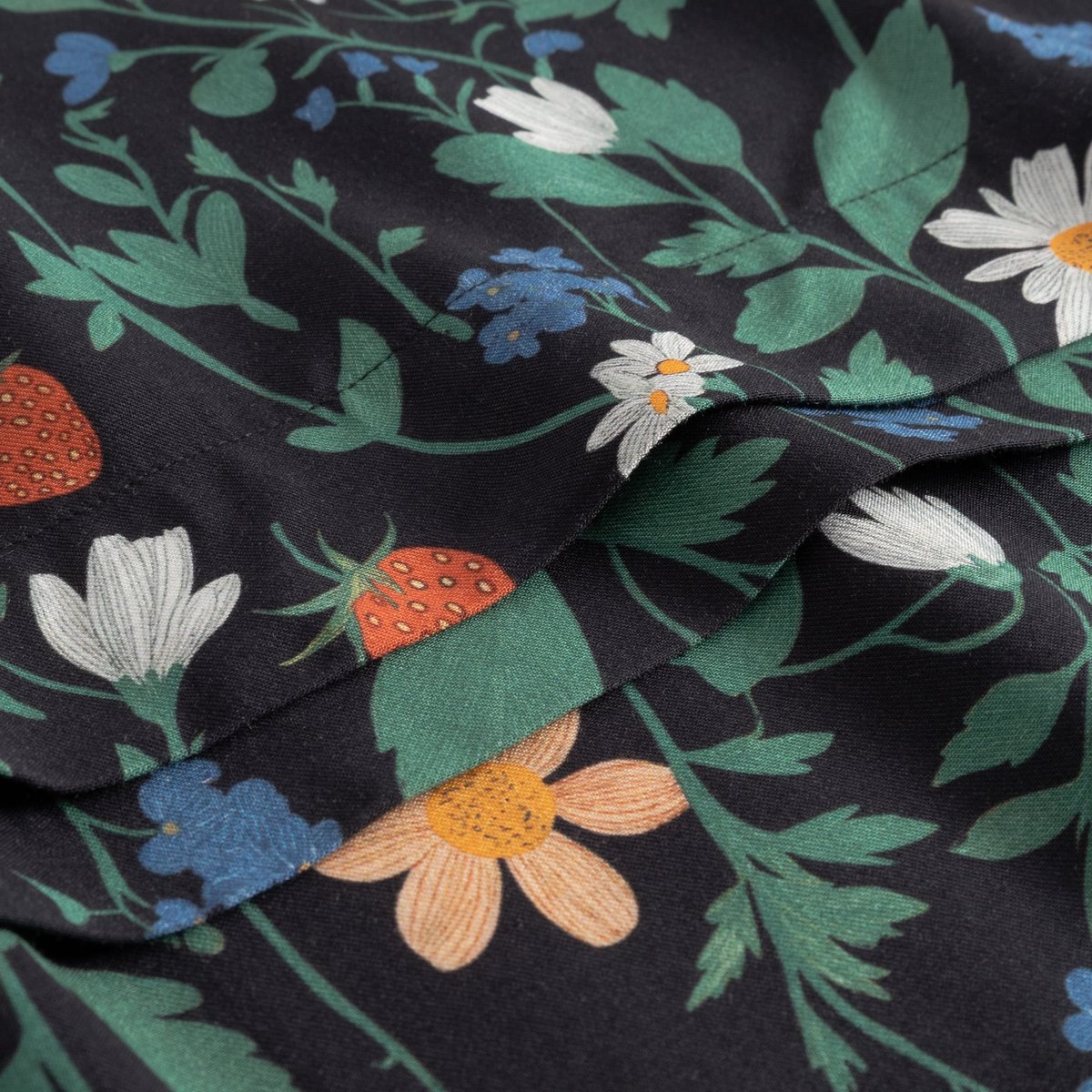 Skirt Viken Strawberry Field Black