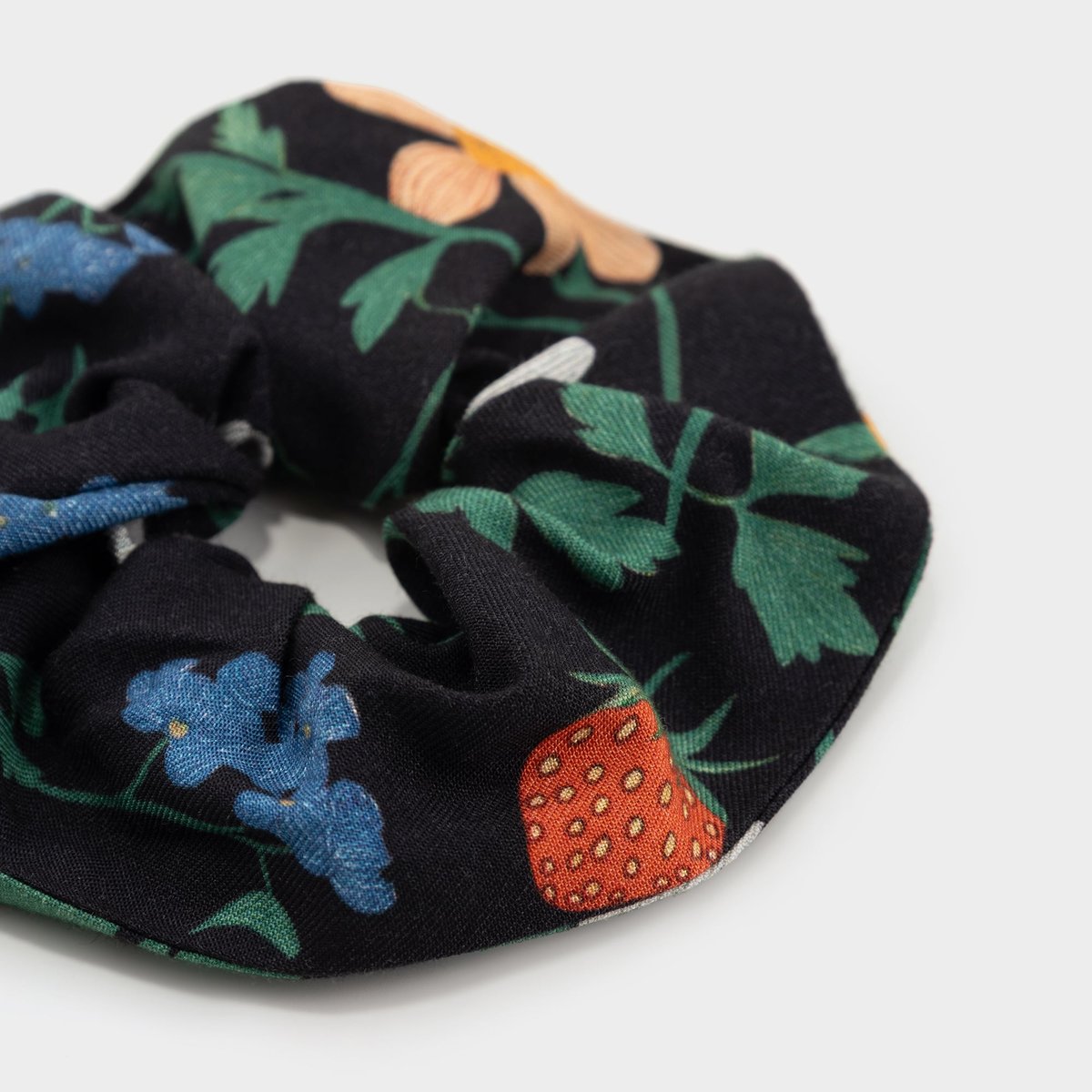 Scrunchie Strawberry Field Black