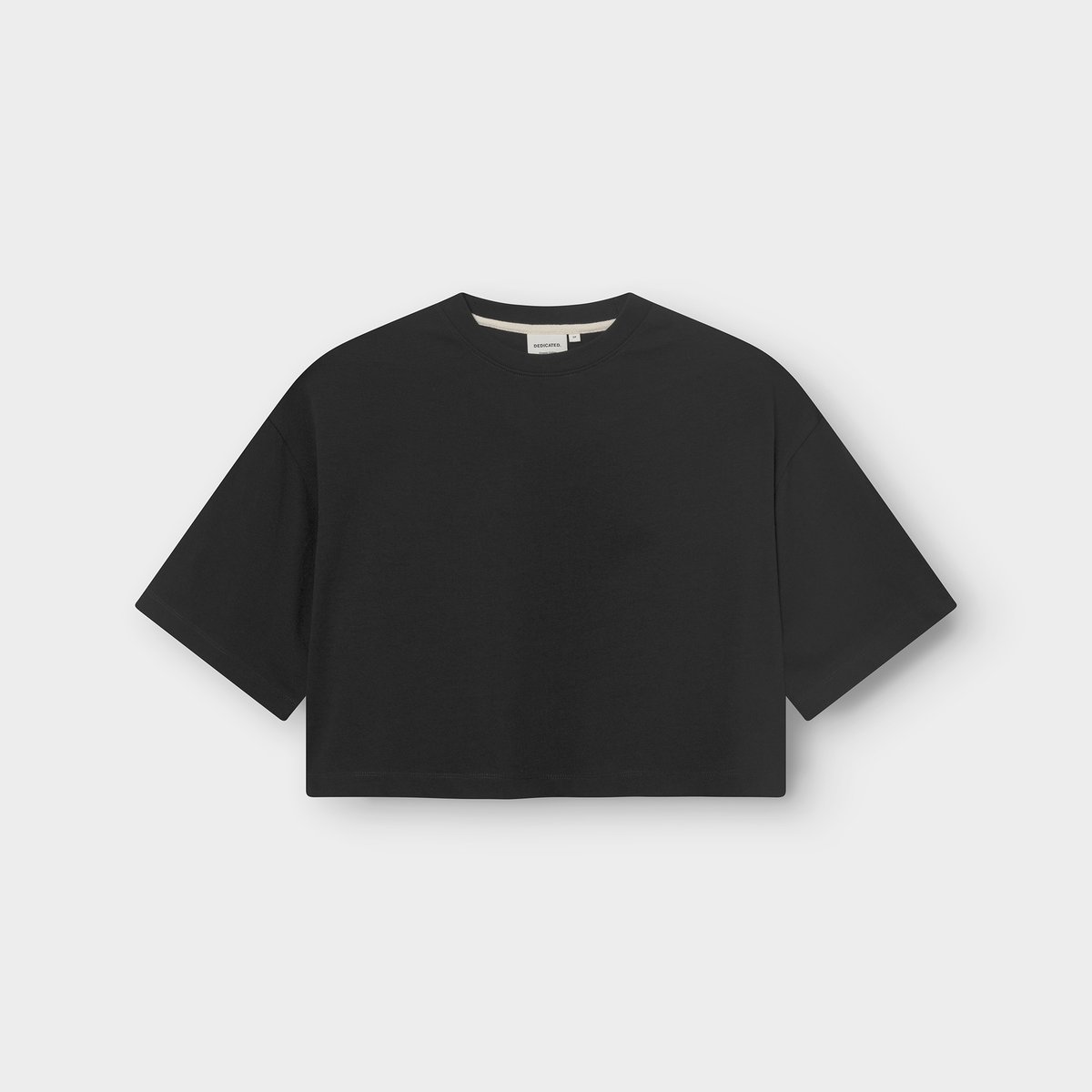 Studio shot of the T-shirt Ljusdal in black. This cropped tee has a cool, relaxed wide fit.