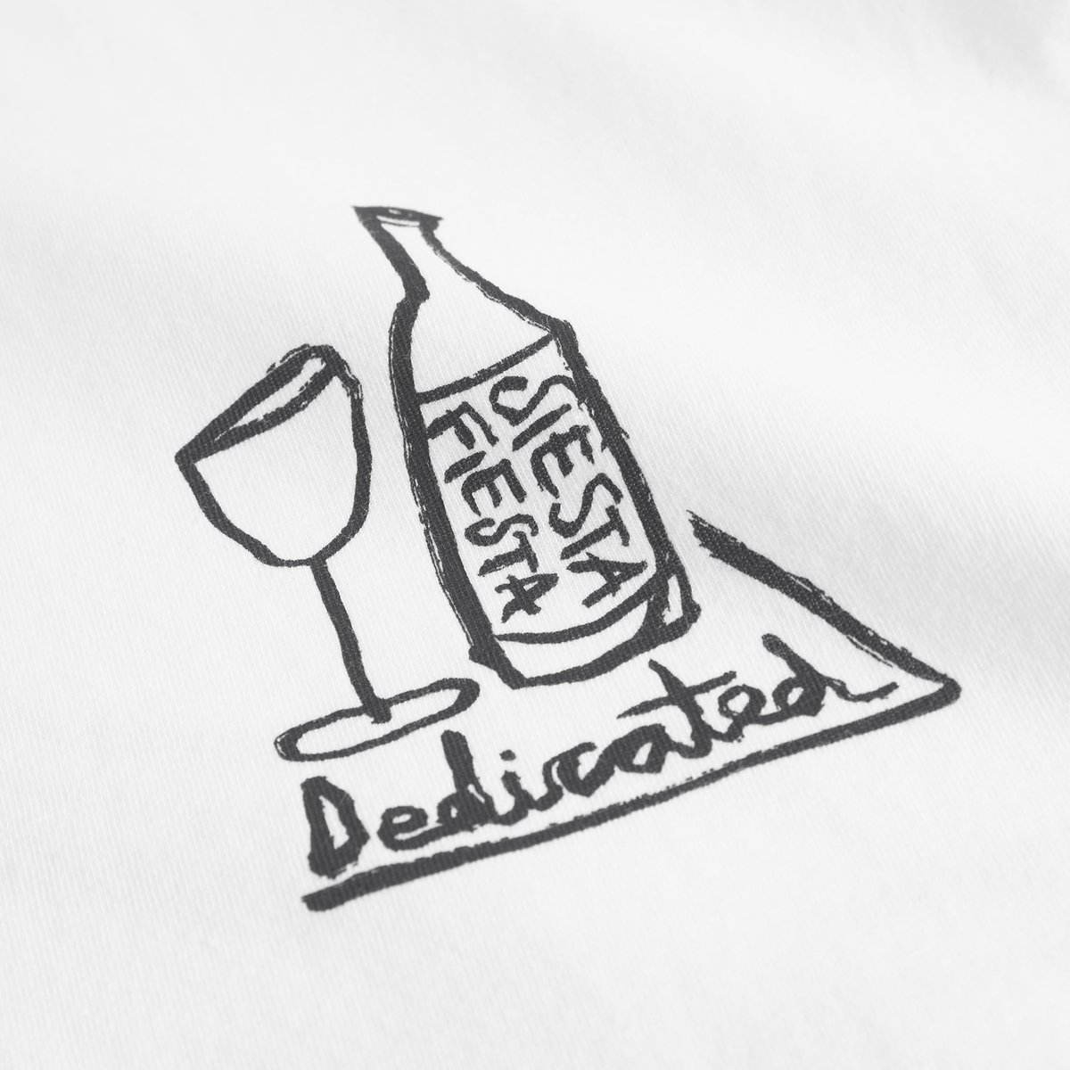 Nahaufnahme der verspielten 'Siesta Fiesta'-Grafik mit einer handgezeichneten Weinflasche und Weinglas auf weißem T-Shirt.