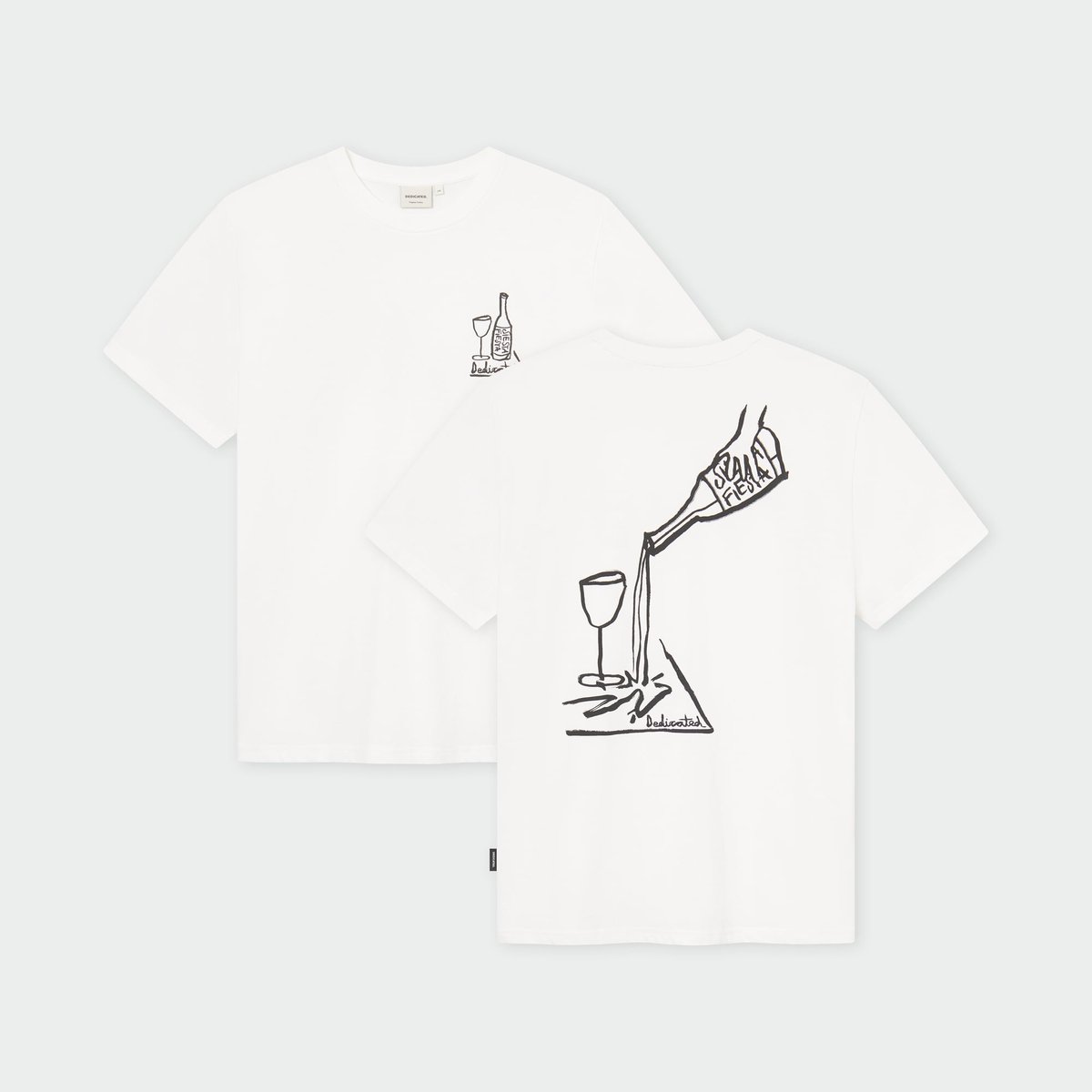 Vorder- und Rückseite des weißen T-Shirts Stockholm Pour Some mit Strichzeichnung einer Flasche, die in ein Glas gießt.