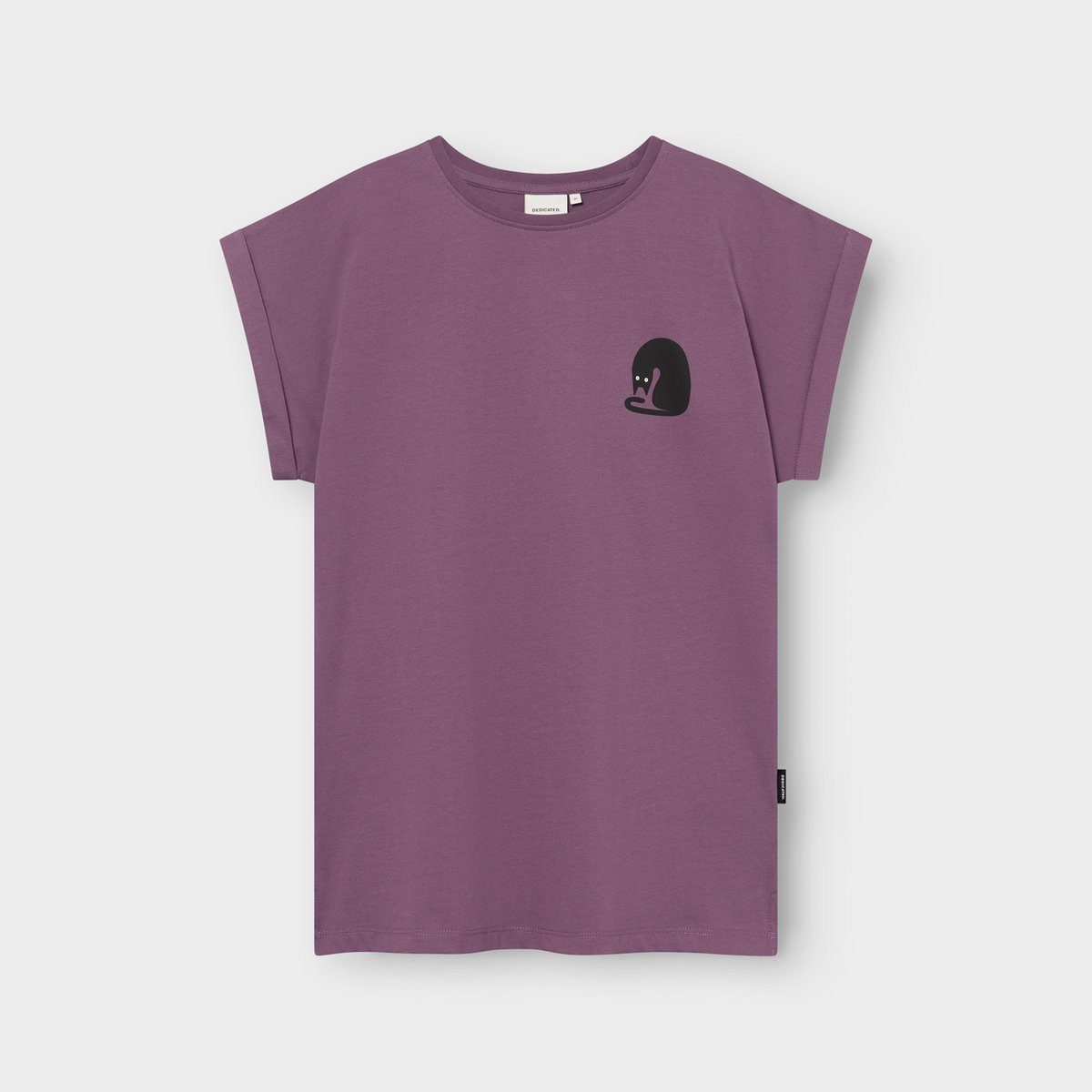 Front view of the T-shirt Visby in berry purple, featuring a small black 'Curious Cat' graphic on the chest.