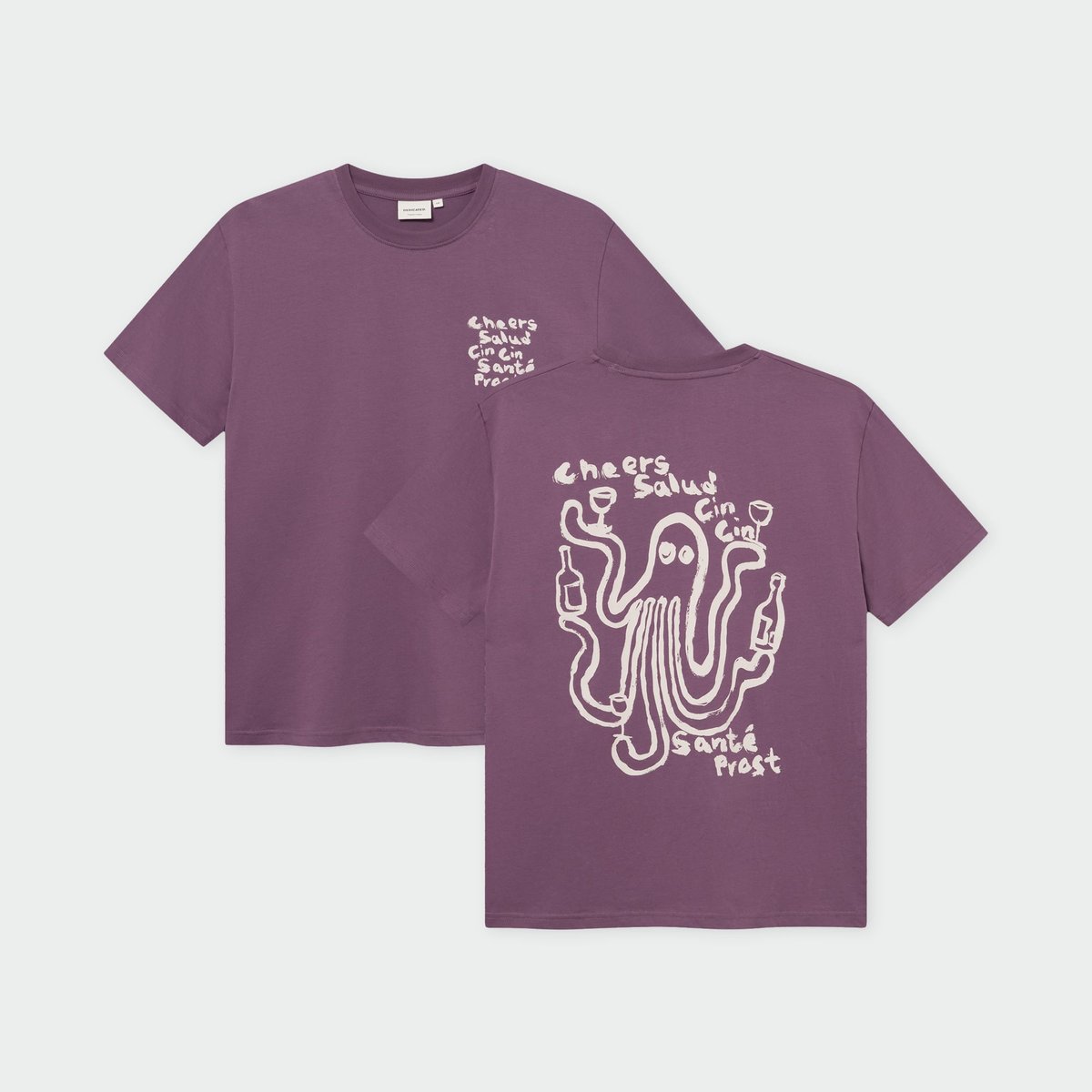 Vorder- und Rückseite des lila Stockholm T-Shirts mit kleinem 'Cheers'-Brustprint und großer Oktopus-Grafik auf dem Rücken.