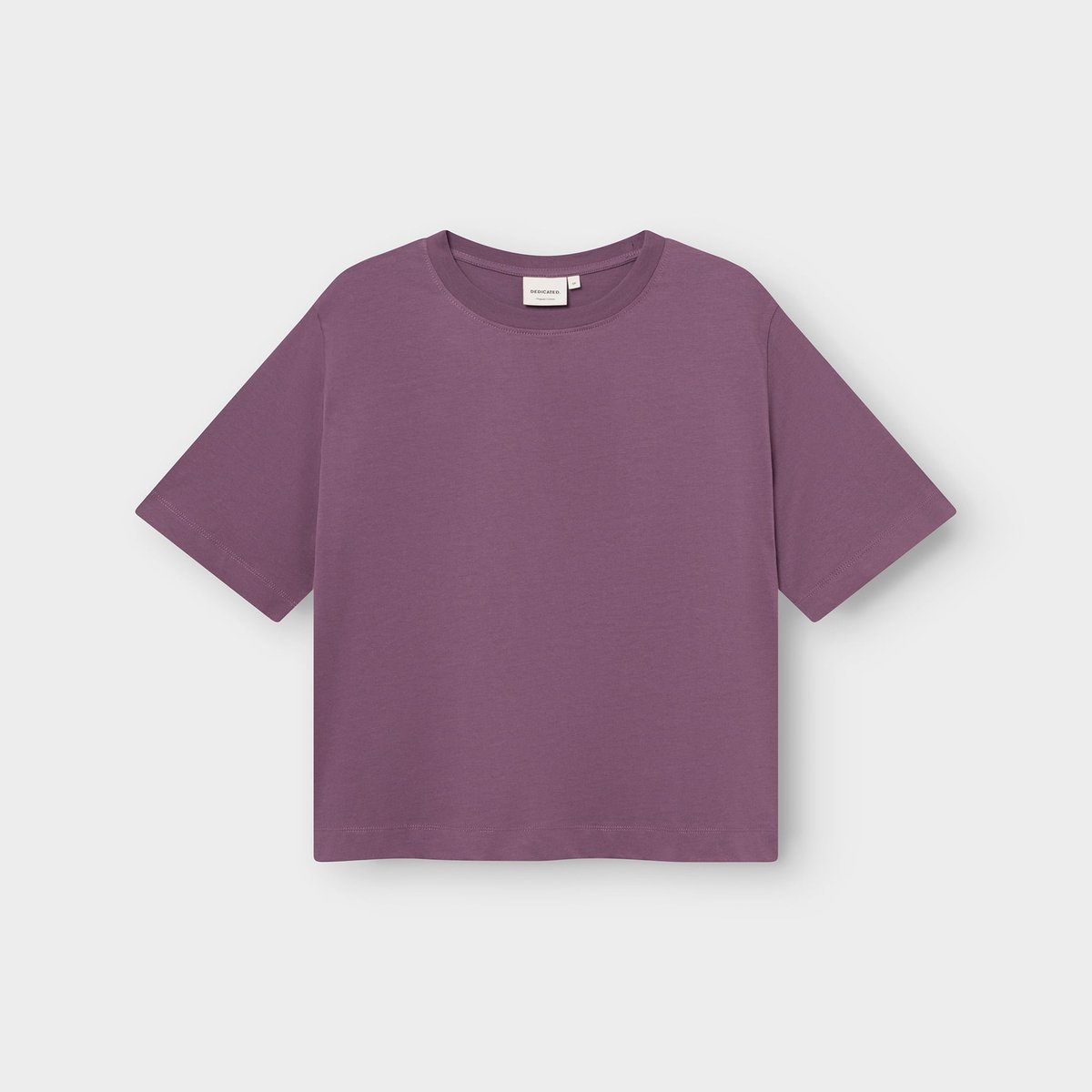 A flat lay photo of the Vadstena Base t-shirt in a lovely berry purple color, perfect for everyday style.