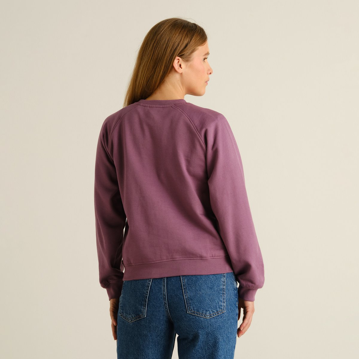 Back view of the Ystad Base Sweatshirt in Berry Purple, showing off its classic raglan sleeves and comfortable fit.