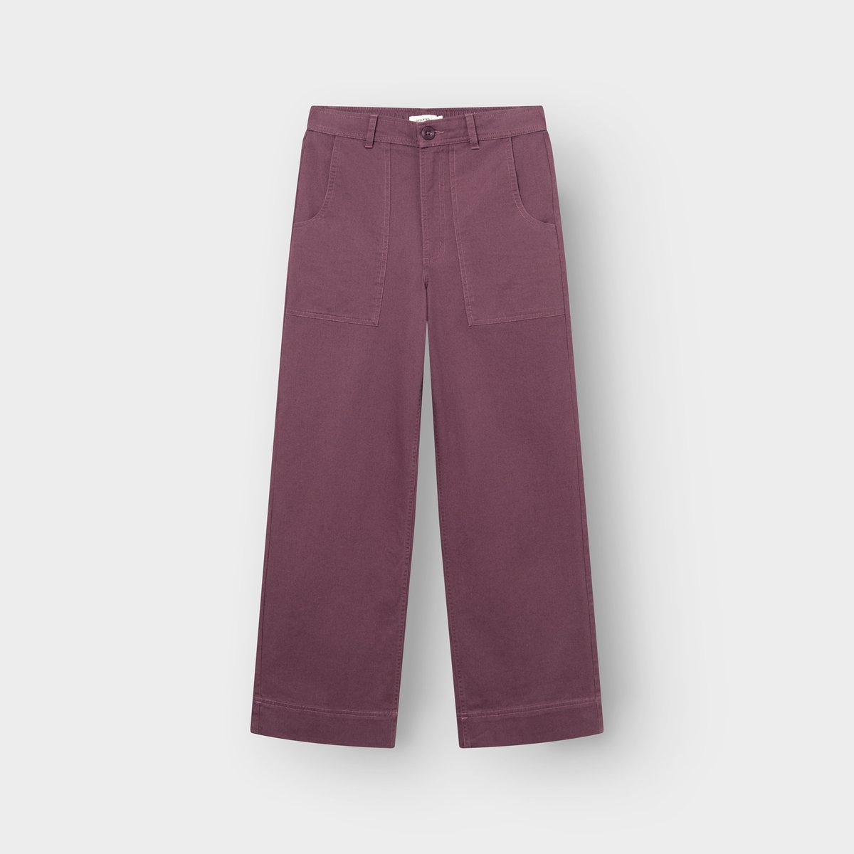 Frontvy av Workwear-byxan Vara i Berry Purple med hög midja, vida ben och stora påsydda fickor.