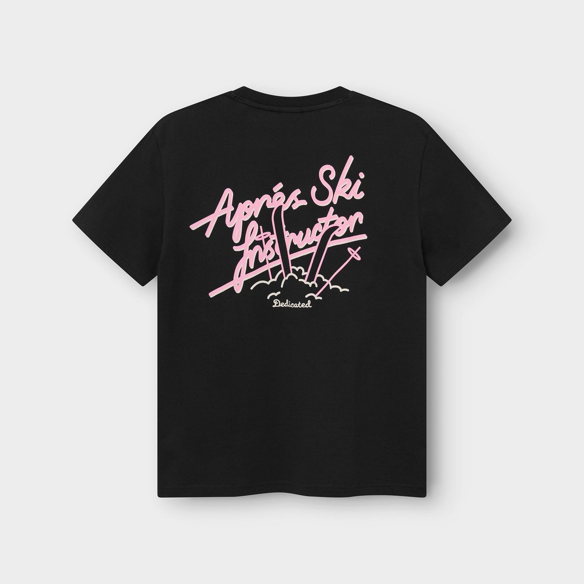 Back view of the black T-shirt Stockholm, showing off the playful pink 'Après Ski Instructor' graphic.