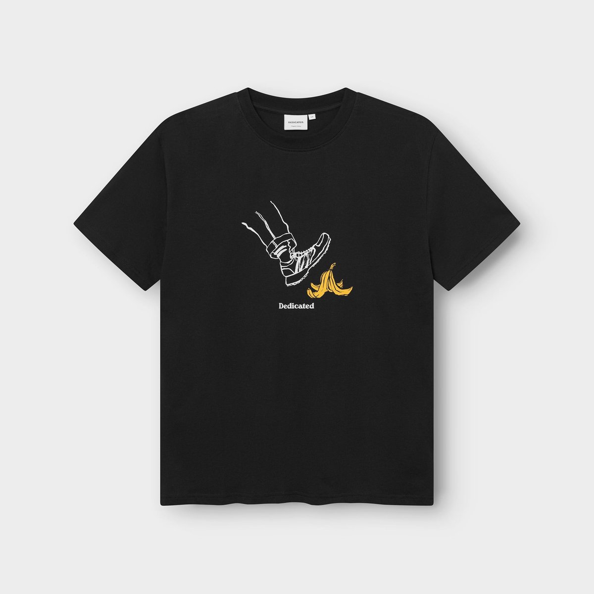 Studioaufnahme des T-Shirts Stockholm Life in Schwarz, mit Print eines Fußes, der auf eine Bananenschale tritt.