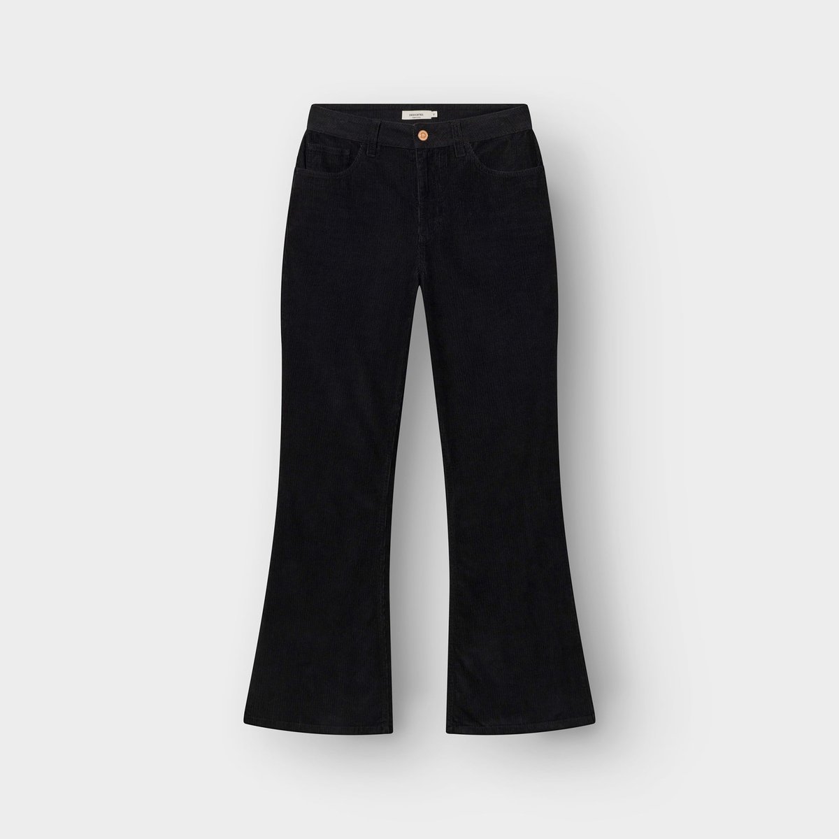 Die schwarze Cordhose Ryda mit klassischem Bootcut-Schnitt, flach liegend.