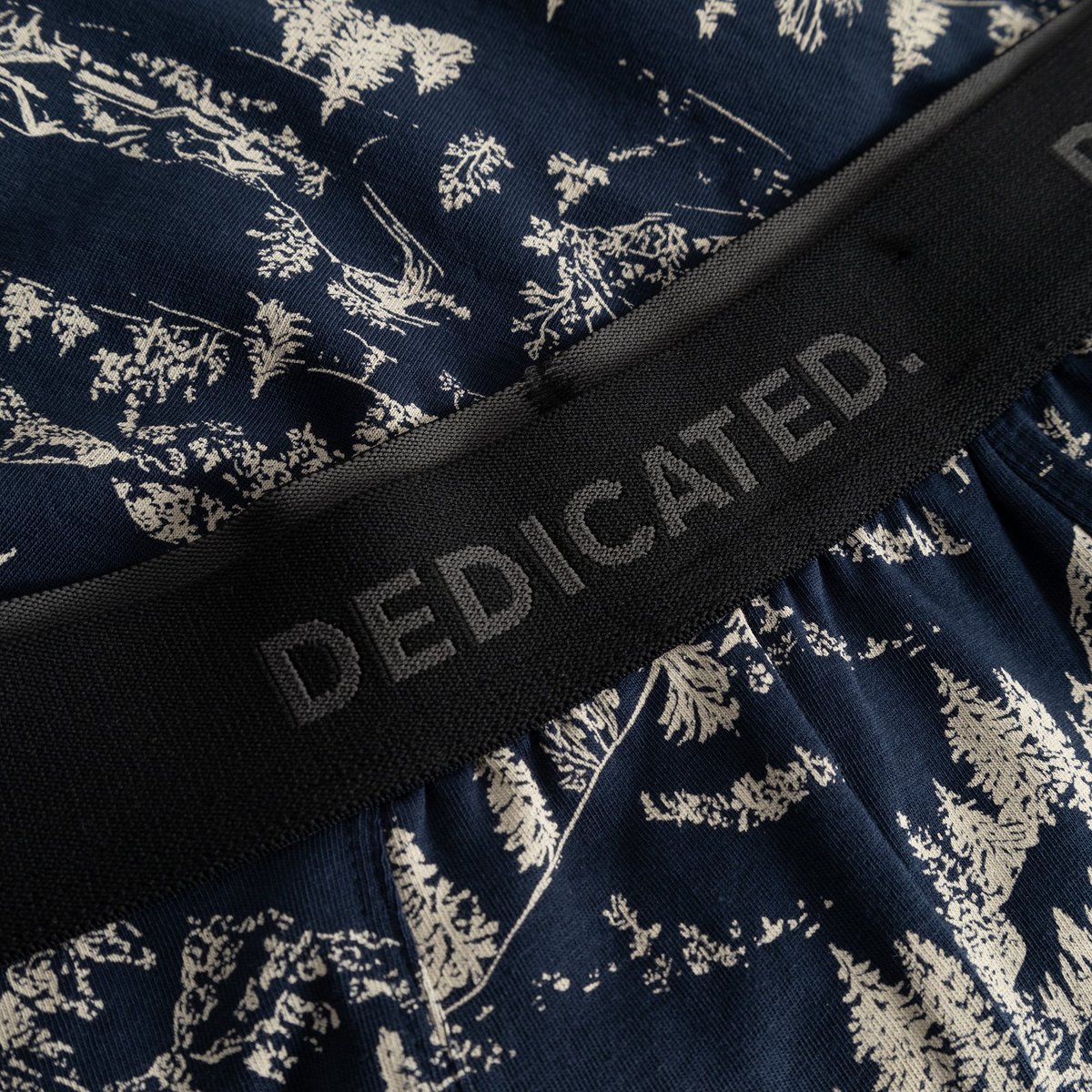 Närbild på resåren med Dedicated-logga på de marinblå kalsongerna Kalix Blue Hills.