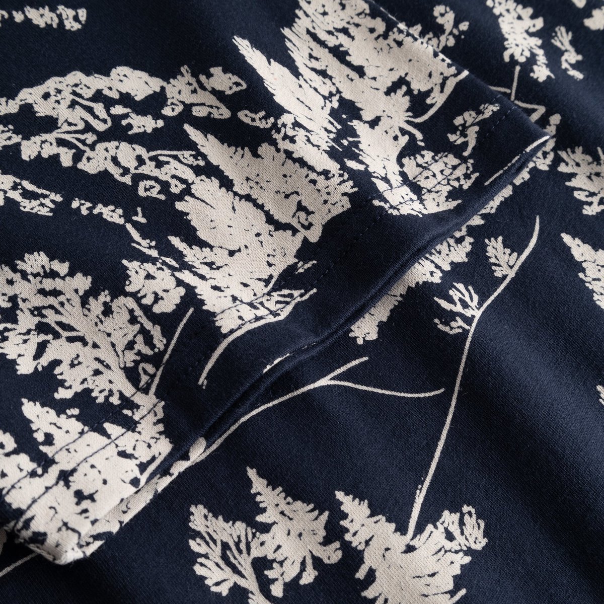 Close-up of the sleeve detail on the T-shirt Stockholm, showcasing the Blue Hills all-over-print in navy and white.