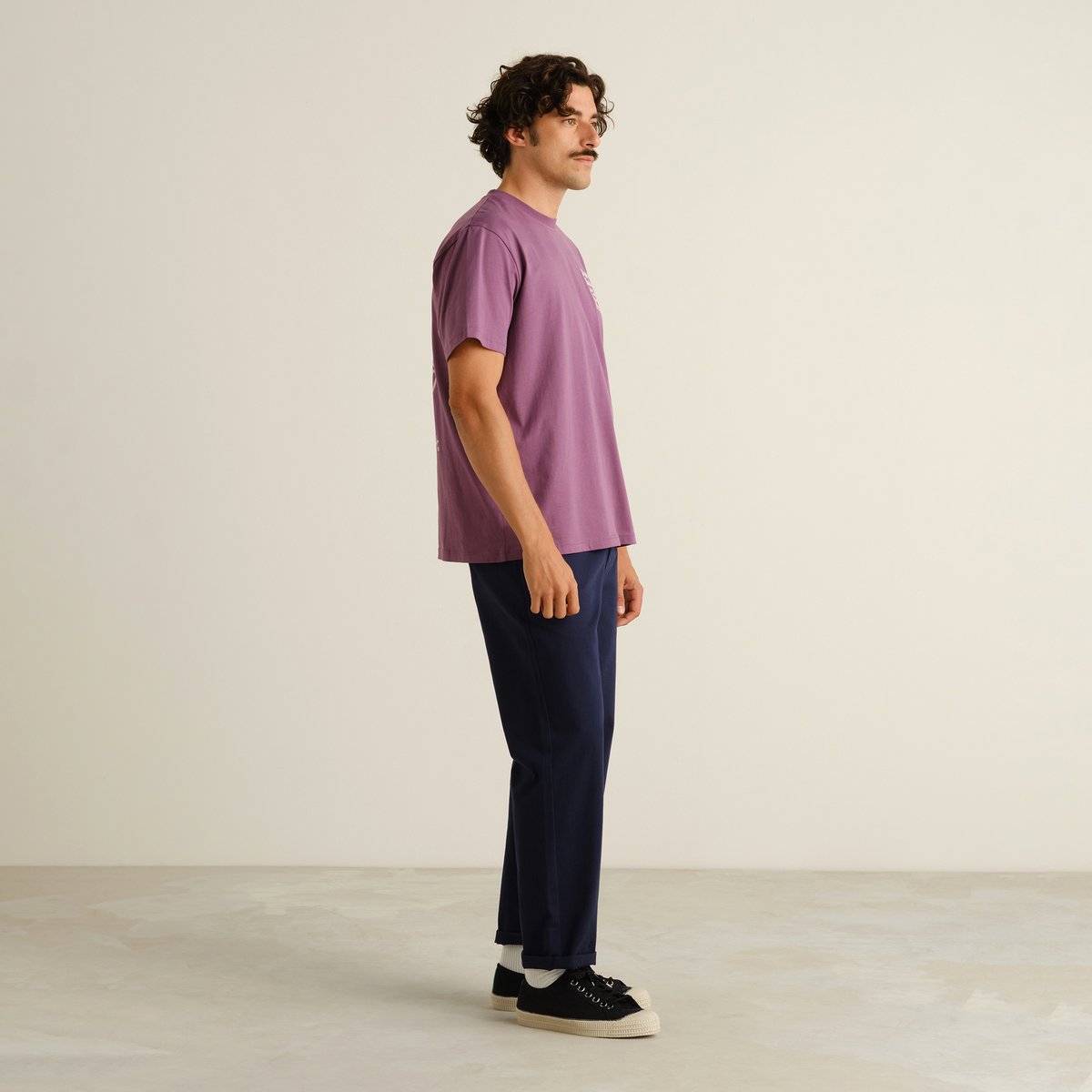 Full-length side view of a model wearing the classic navy Chino Pants Hudiksvall.