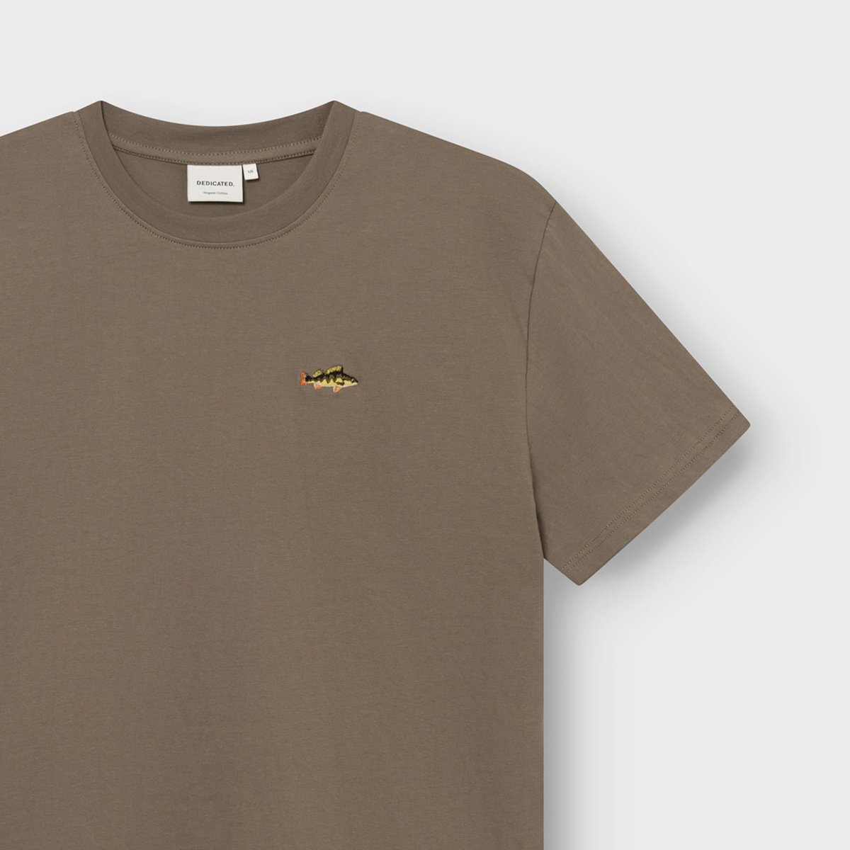 Close-up of the Bungee Green T-shirt Stockholm Perch EMB, showing the colorful and detailed fish embroidery on the chest.