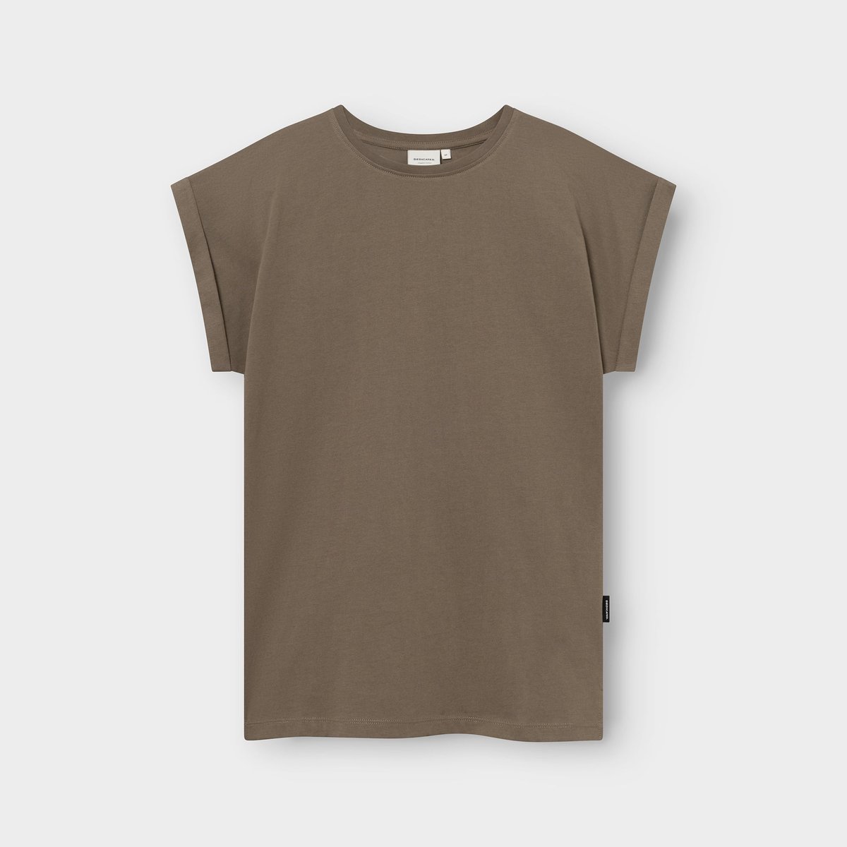 A flat lay of the women's T-shirt Visby Base in Bungee Green, featuring its classic crew neck and folded short sleeves.