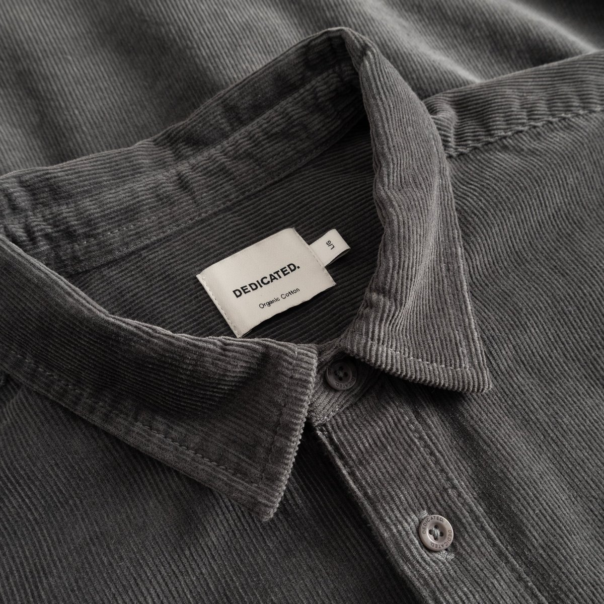Close-up of the collar and brand label on the Shirt Varberg Corduroy Rock Grey, showing the fine texture of the fabric.