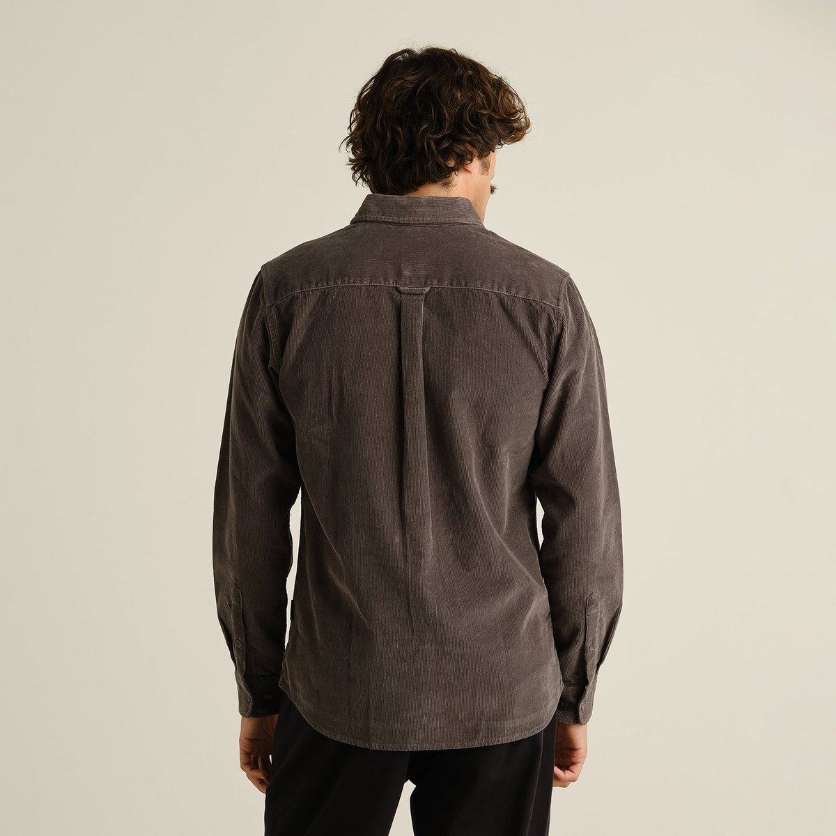 Back view of a model wearing the Shirt Varberg Corduroy Rock Grey, showing off the classic fit and box pleat detail.