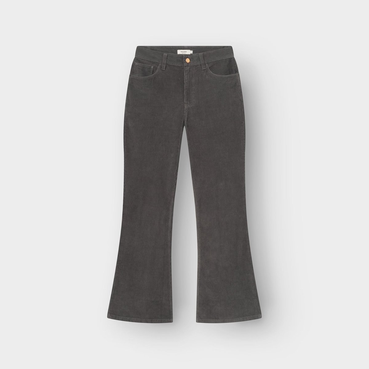 Vorderansicht der Bootcut-Hose Ryda aus Cord in Rock Grey, flach liegend auf einem hellgrauen Hintergrund.