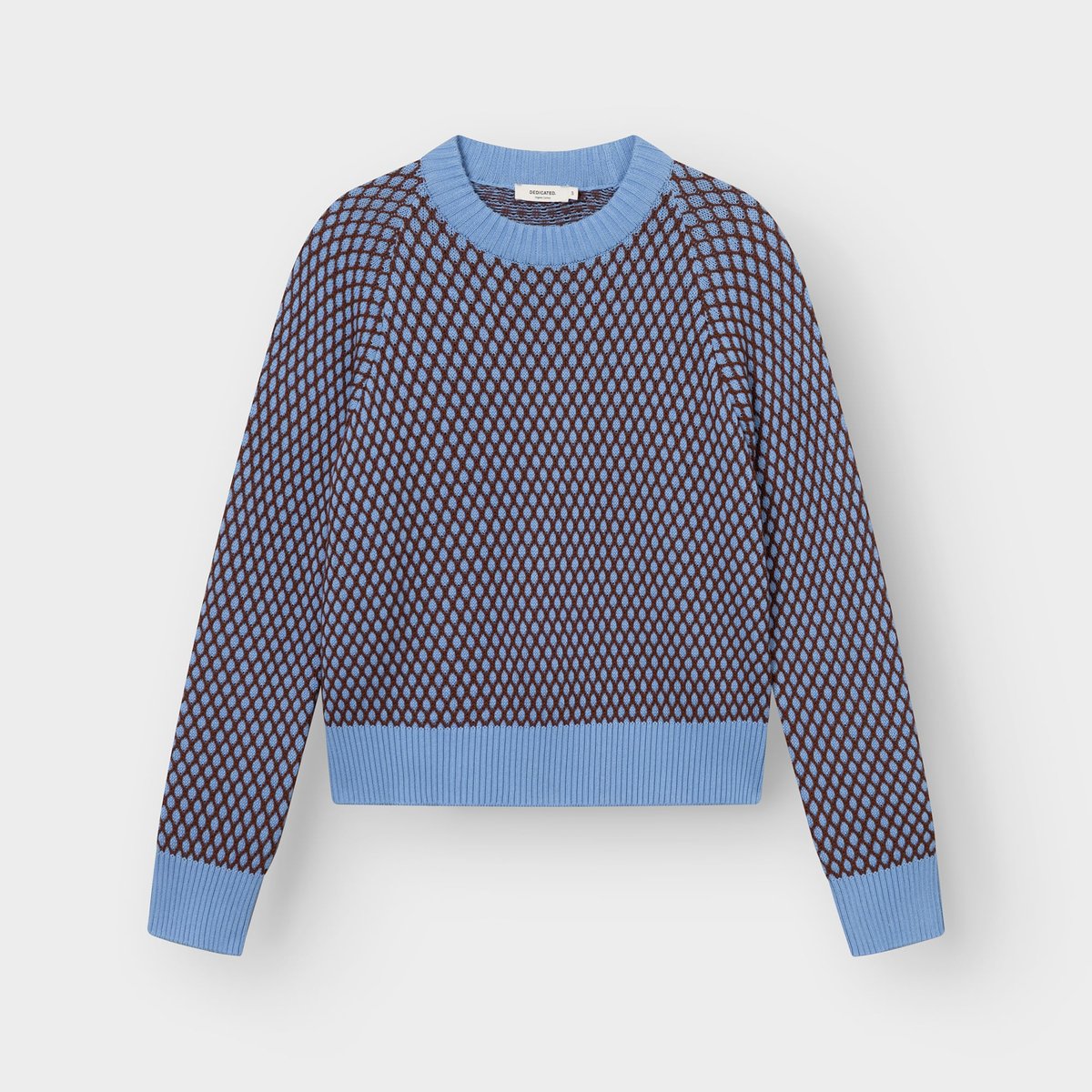 Studiobild på tröjan Husie Bubble Knit i blåklintsblått och cappuccinobrunt, fotograferad platt.