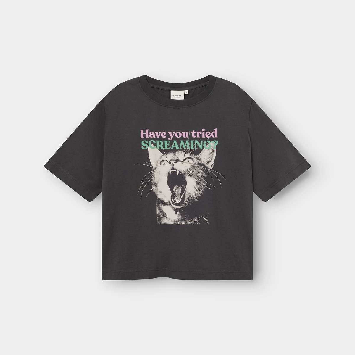 Flat lay of the charcoal T-shirt Vadstena featuring a print of a cat screaming with text 'Have you tried SCREAMING?'.
