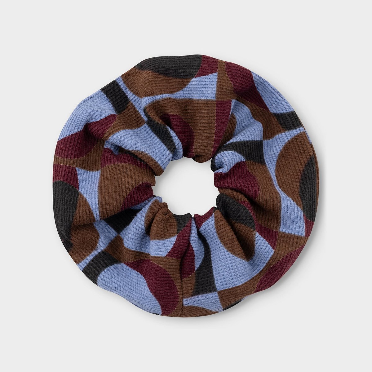 Nahaufnahme des Scrunchie Rib Retro Geo mit einem verspielten, mehrfarbigen Muster vor hellgrauem Hintergrund.
