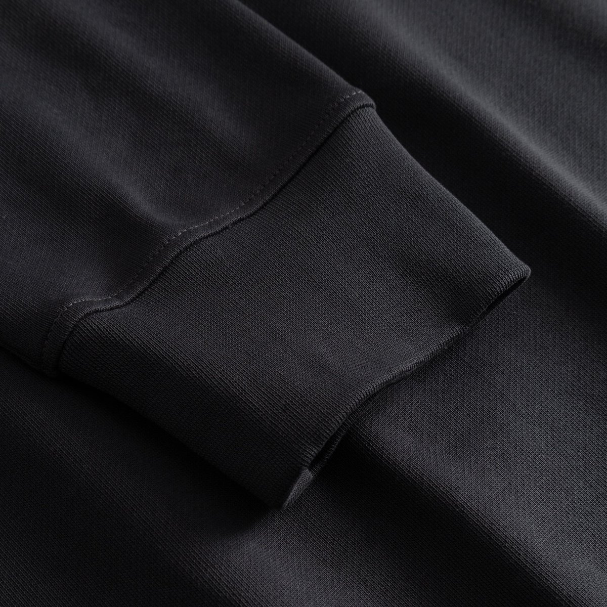 Close-up detail of the ribbed cuff on the Half Zip Sweatshirt Sandvalla in Phantom Black.