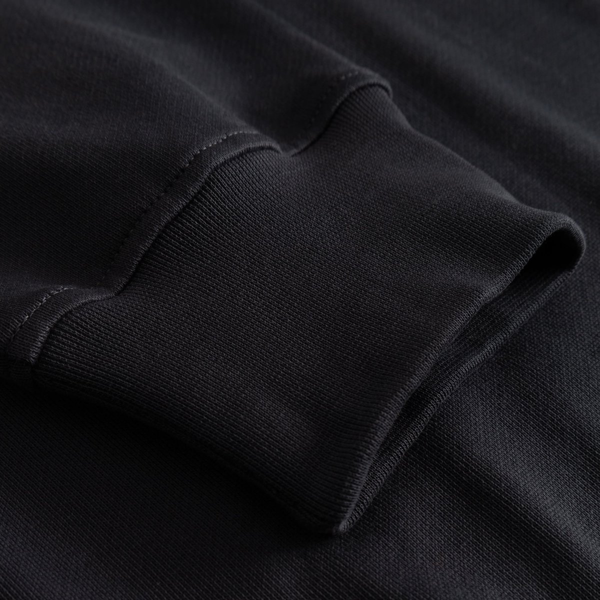 A close-up of the heavyweight ribbed cuff on the Sweatshirt Bettna in Phantom Black.