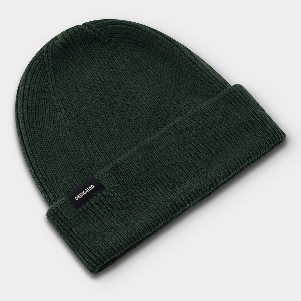 Studio shot of the Beanie Hemavan in dark green, a chunky ribbed knit hat with a wide, folded cuff and a small logo label.