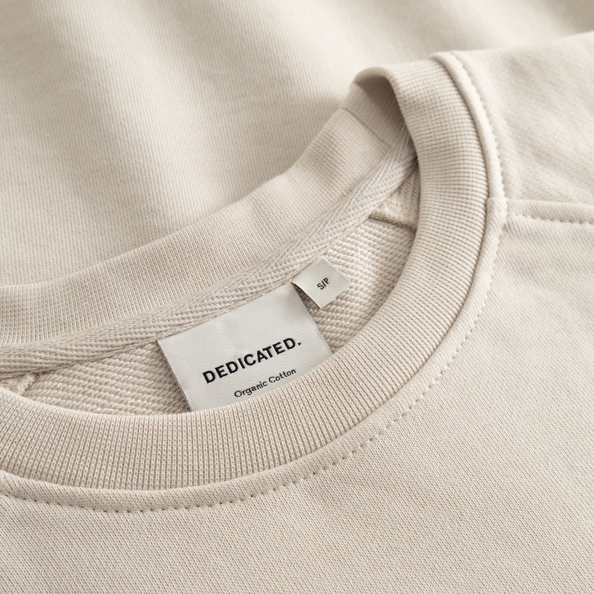 A closer look at the soft organic cotton and comfy ribbed neckline of the Sweatshirt Ystad in oat white.