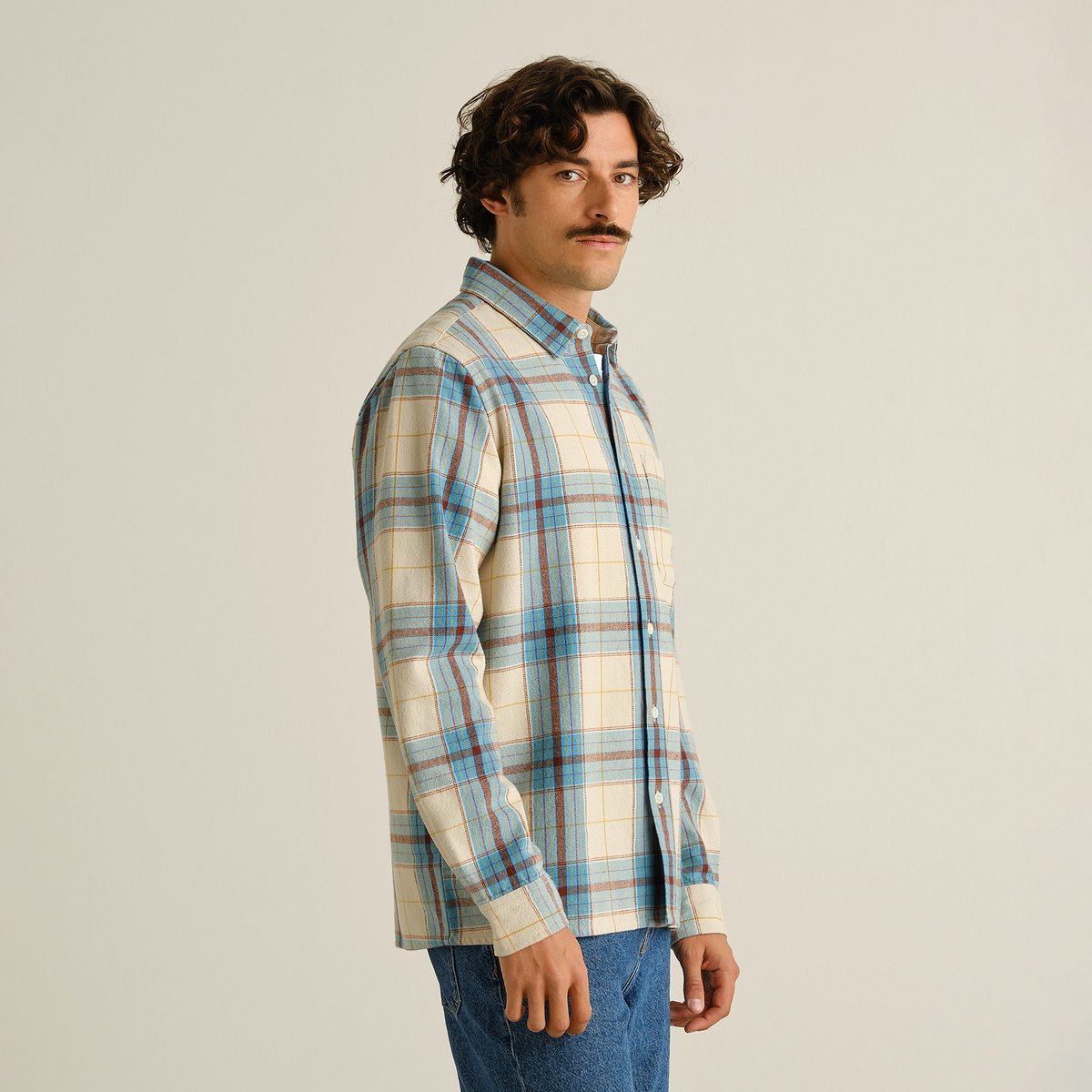 Profil du mannequin portant la chemise Rute Flannel Tartan Check Oat White, coupe décontractée pour un look quotidien.