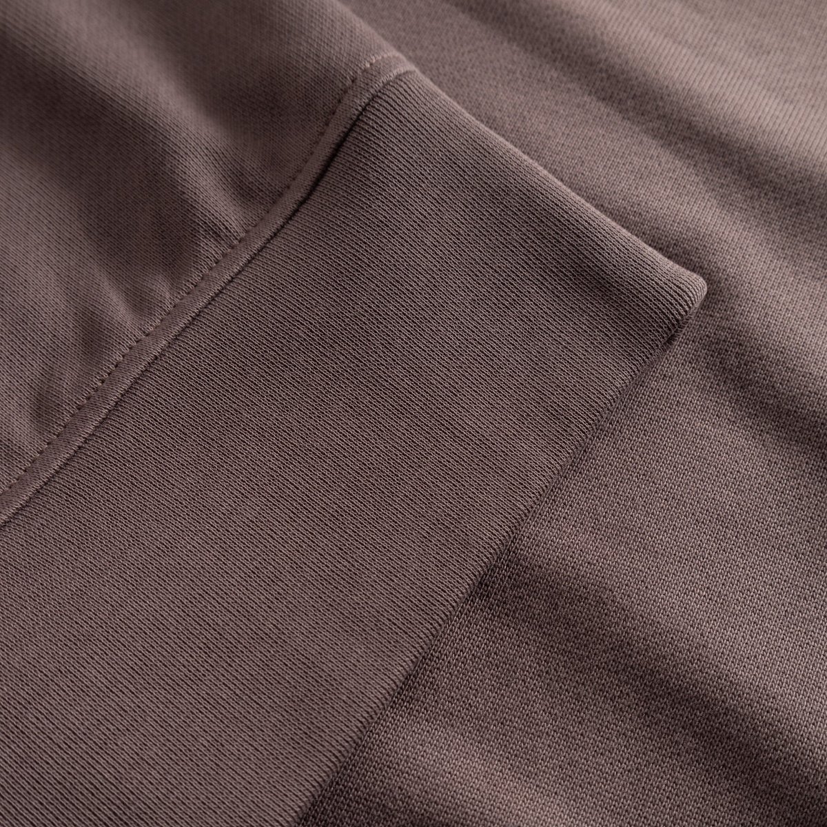 A close-up shot showing the ribbed cuff detail on the Half Zip Sweatshirt Sandvalla in Sparrow Brown.