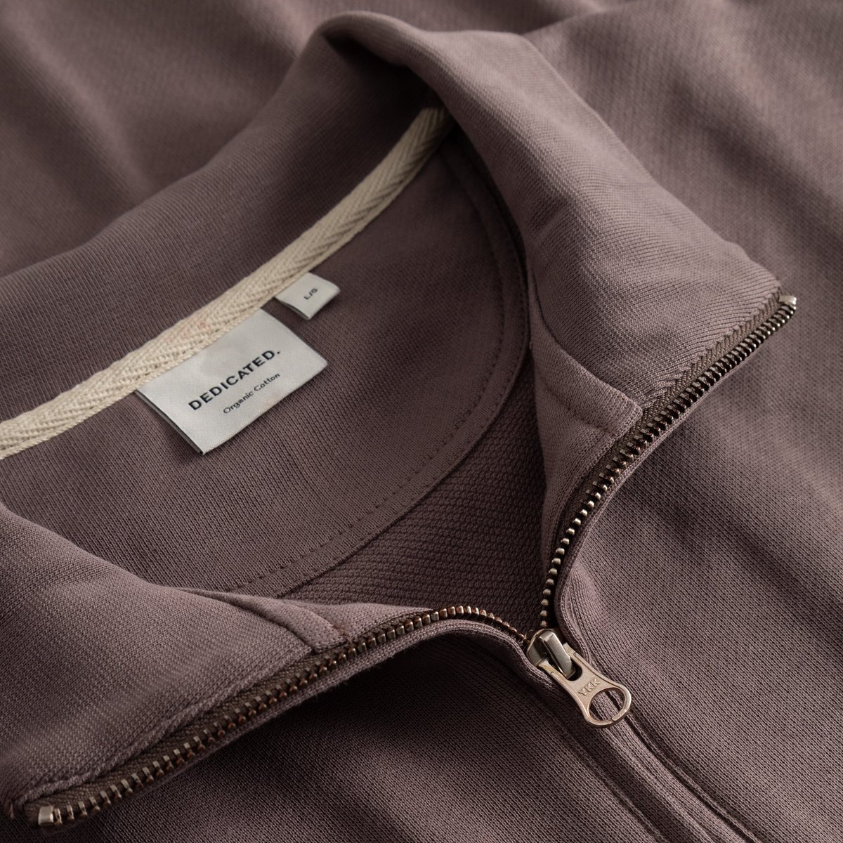 Detailed close-up of the Half Zip Sweatshirt Sandvalla in Sparrow Brown, highlighting the zip, collar and neck label.