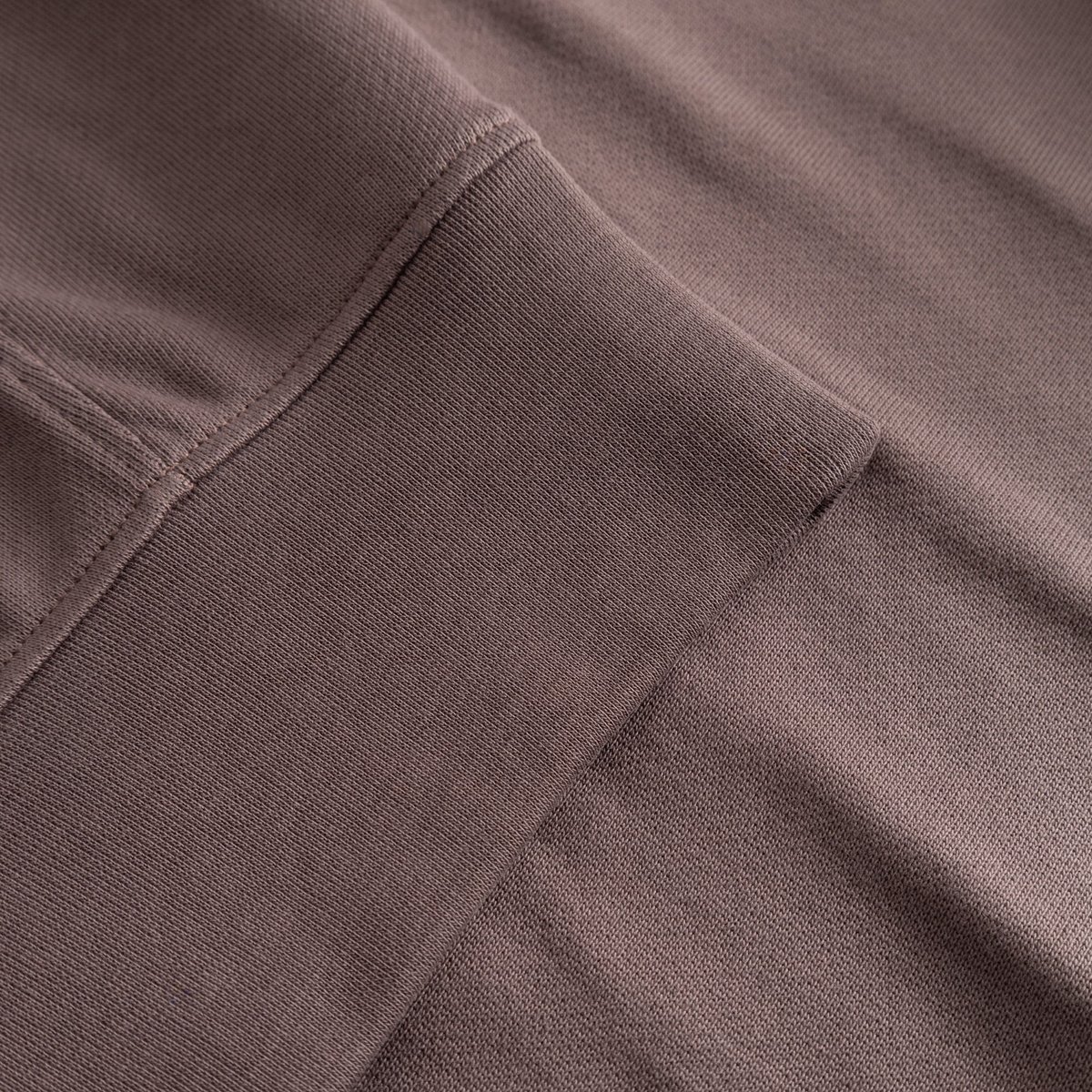 A close-up of the Sweatshirt Bettna, showcasing the sturdy ribbed cuff and rich Sparrow Brown fabric.